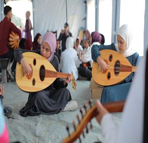 أنشطة ترفيه ودعم نفسي للتخفيف على أطفال نازحين في مخيم النصيرات وسط قطاع غزة